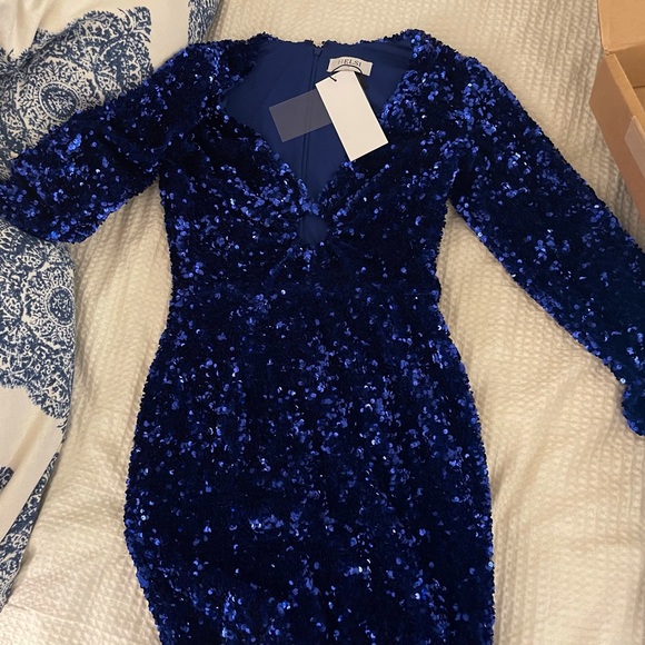 HELSI Laura Velvet Sequin Long Sleeve Dress - Picture 2 of 4